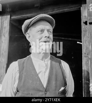 Silas Saunders. Herr Silas Saunders war der letzte Stuhlbodger, der Möbelbeine und Leitersprossen auf einer Stangendrehmaschine drehte. Die Drehmaschine und die Werkzeuge von Silas befinden sich heute im Rural History Museum in Woodstock. Stockfoto