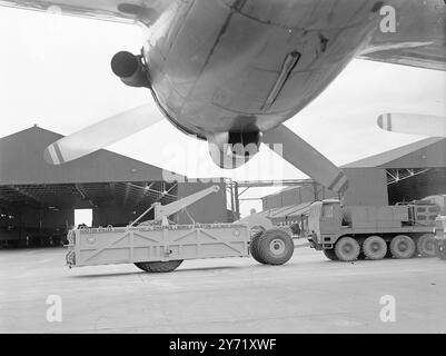 DIE BOMBENPRÜFUNG am Flughafen London erschien etwas Neues in der modernen Maschine , in Form einer großen Maschine , die die Landebahnen testen wird , indem sie die Landung der schwersten Flugzeuge nachbildet . Die Maschine wurde nach den Spezifikationen des Luftministeriums gebaut und ist ca. 30 m lang und 8 Fuß hoch und verfügt über Luftreifen mit einem Durchmesser von 8' 6'. Ein Traktor mit 300 PS wird verwendet, um die Maschine an ihren Standort zu schleppen. 29. April 1948 Stockfoto