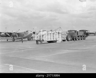 DIE BOMBENPRÜFUNG am Flughafen London erschien etwas Neues in der modernen Maschine in Form einer großen Maschine , die die Landebahnen testen wird , indem sie die Landung der schwersten Flugzeuge nachbildet . Die Maschine wurde nach den Spezifikationen des Luftministeriums gebaut und ist etwa 30 Fuß lang und 8 Fuß hoch , mit Luftreifen von 8' 6' im Durchmesser . Ein Traktor mit 300 PS wird verwendet, um die Maschine an ihren Standort zu schleppen. 29. April 1948 Stockfoto