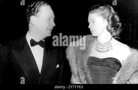 Lord und Lady Melchett am Odeon Leicester Square für die erste Nacht von Gary Coopers neuem Film Return to Paradise am 19. September 1953 Stockfoto