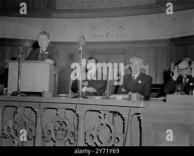 Die zweite Generalversammlung des Internationalen Presseinstituts , in der namhafte Nichtjournalisten ihre Meinung über die Presse und die Frage , ob sie an Einfluss gewinnt oder verliert , äußerten . Henry Steele Commager , Professor für Geschichte , Columbia University , New York , Speaking ; Eljas Erkko , Herausgeber von Helsingin Sanomat , Helsinki , Bertrand de Jouvenel , französischer Schriftsteller und Politikwissenschaftler ; Dr. Wilhelm Ropke , Professor für Wirtschaft , Graduierteninstitut für Internationale Studien , Genf 15. Mai 1953 Stockfoto