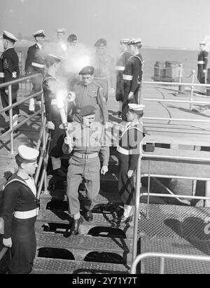 "MONTY" LICHTER "FACKEL DER FREIHEIT" ZEREMONIE IN PORTSMOUTH. Eine eindrucksvolle Zeremonie fand an der Stelle des D-DAY Memorial in Portsmouth statt, als Feldmarschall Viscount MONTGOMERY die „Fackel der Freiheit“ anzündete, um an den Einzug der britischen Streitkräfte in Holland, die Einnahme von Eindhoven und den Airbourne-Attentat auf Arnheim zu erinnern. Die Fackel wurde dann an Bord eines der kleinen Schiffe der Royal Navy, M.L.223, gebracht und zum Hafen von Bayeuv gebracht. Von dort aus wird sie durch Frankreich, Belgien und Holland transportiert. DAS BILD ZEIGT:- R.S.M. D. MORRIST der Stockfoto