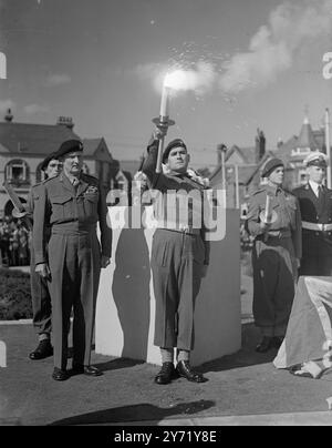 "MONTY" LICHTER "FACKEL DER FREIHEIT" ZEREMONIE IN PORTSMOUTH. Eine eindrucksvolle Zeremonie fand an der Stelle des D-DAY Memorial in Portsmouth statt, als Feldmarschall Viscount MONTGOMERY die „Fackel der Freiheit“ anzündete, um an den Einzug der britischen Streitkräfte in Holland, die Einnahme von Eindhoven und den Airbourne-Attentat auf Arnheim zu erinnern. Die Fackel wurde dann an Bord eines der kleinen Schiffe der Royal Navy, M.L.223, gebracht und durch Frankreich, Belgien und Holland transportiert. DAS BILD ZEIGT:- R.S.M. D. MORRIS hält den Turm, nachdem er von Feldmarschall Montgomery angezündet wurde Stockfoto