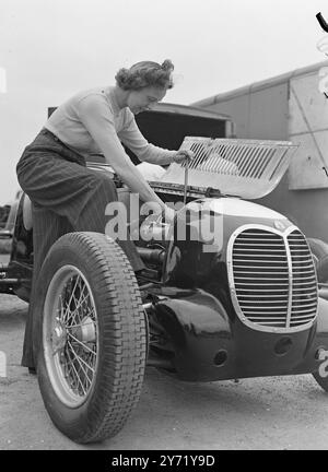 Viele der berühmtesten britischen Rennfahrer , darunter drei Frauen , nahmen am ersten Goodwood Motor Racing Meeting Teil . Hauptereignis auf dem Programm war das Goodwood Trophy Race für den Grand Prix One Half-Liter-Wagen. Das Treffen wurde vom Junior Car Club organisiert und organisiert. DAS BILD ZEIGT:-Miss. DAPHNE WALLIS , Champion Ice Dancer von 1937-1947 und jetzt Mechaniker für ihren Mann , erwärmt den Motor des Maserati vor einem Rennen . September 1948 18. September 1948 Stockfoto