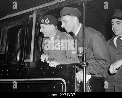 "MONTY" NENNT LOKOMOTIVE. Feldmarschall Viscount MONTGOMERY nannte eine Lokomotiven der British Railway offiziell als „Royal Pioneer Corps“ während einer Verleihung am Bahnhof Euston. Der Fahrer bei der Zeremonie war der Ex-Feuerwehrmann EDWARD TASSIKER aus Wilsden Shed, der von Oktober 1939 bis April 1946 im Royal Pioneer Corps diente. Er machte sieben spektakuläre Flucht vor dem Feind, nachdem er im Mai 1940 gefangen genommen wurde. An der Lokomotive half Feuerwehrmann E. HODGSON, der von September 1939 bis März 1946 bei den Royal Engineers tätig war. DAS BILD ZEIGT: Feldmarschall Viscount Mont Stockfoto