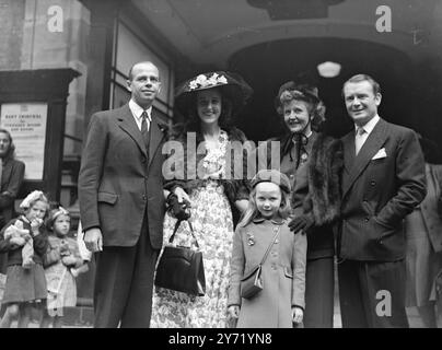 FILMSTAR GAST BEI der HOCHZEIT, wenn Mrs. AGNES WEEDON heiratete Major ANTHONY HEWITT vom Middlesex Regiment in Caxton Hall in London, einer der Gäste bei der Hochzeit war Filmschauspieler John Mills . Die Braut ist die Schwester seiner Frau und vor siebeneinhalb Jahren heiratete der Filmstar Miss Mary Hayley Bell in Caxton Hall - seitdem ist er als Dramatiker berühmt geworden . DAS BILD ZEIGT:- in dieser Gruppe nach der Hochzeit stehen Braut und Bräutigam , Julia , Tochter von Mr. Und Mrs. John Mills hinter ihr . September 1948 Stockfoto