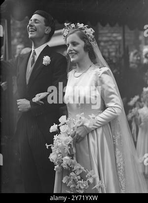 PEER'S SOHN VERMÄHLUNG. MARTIN FITZALAN HOWARD , dritter Sohn Lord Howard von GLOSSOP , und Baroness Beaumont von Carlton Towers , Yorkshire , waren mit Miss BRIDGET ANNE KIPPEL verheiratet , zweite Tochter des verstorbenen Oberstleutnants Arnold Keppel und Mrs Keepel von 42 in Albion Street, London , St . James Church, Spanish Place , London , . Der Bräutigam ist 25 und einer von einer Familie von acht Kindern, vier Söhnen und vier Töchtern, die alle mit dem Buchstaben M. beginnen. DAS BILD ZEIGT: Captain Fitzalan Howard und seine Braut nach ihrer Hochzeit in St. James's CH Stockfoto