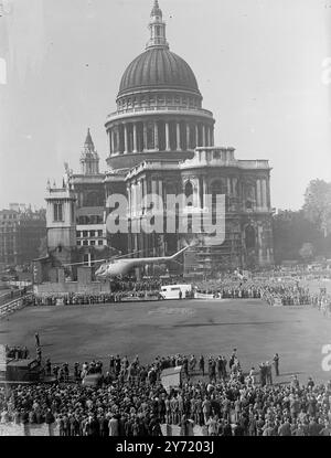 LONDON-PARIS AIR RECORD BID HUBSCHRAUBER UND JET RELAY ein Hubschrauber vom Typ Bristol 171 startete von einem Parkplatz neben der St. Paul's Cathedral und eine Viertelstunde später landete das gleiche Flugzeug auf dem Biggin Hill Flugplatz in Kent . Es war der Beginn eines Versuchs, das Zentrum von London und Paris auf dem Luftweg in eine Stunde zu bringen und damit einen neuen offiziellen Rekord zu errichten. In Biggin Hill überreicht der Pilot eine Grußbotschaft des Oberbürgermeisters von London, Sir Frederick Wells , an den Piloten von Gloster Meteor JET , der die Nachricht zum Flughafen Orly außerhalb von Paris fliegen wird . Von Stockfoto