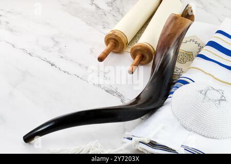 Konzept von Yom kippur. Tallit, Thorah und Shofar jüdische religiöse Symbole Stockfoto