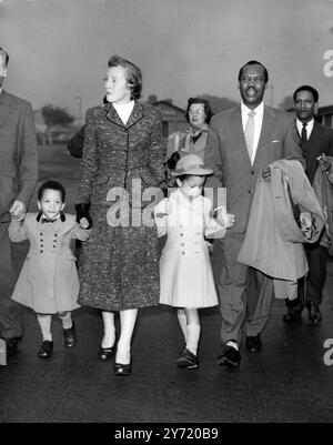 Seretse Khama auf dem Heimweg. Seretse Khama, der ehemalige Cheif des Bamangwato-Stammes, kommt heute mit seiner Frau Ruth und den Kindern Jacqueline und Ian am Flughafen London an. Er war auf dem Weg zurück nach Bechuanaland, nachdem er seinen Anspruch auf das Häuptlingsamt aufgegeben hatte, am Ende seines Exils begann er 1950, als seine Ehe mit Ruth Williams eine Spaltung seines Stammes verursachte. Sein Flug vom London Airport nach Salisbury, Südrhodesien, wurde heute durch Nebel verzögert. Seine Frau und seine Kinder werden Ende des Monats in Serowe sein. 9. Oktober 1956 Stockfoto