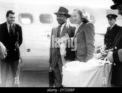 Seretse und seine Familie kommen in Southampton an. Seretse Khama, der designierte Chief des Bamangwato-Stammes, kam heute in Southampton an und wurde von seiner Frau Ruth und seiner Tochter Jacqueline begleitet. Er ist hier, um mit seinem Onkel Tahekedi über die zukünftige Häuptlingsschaft des Stammes zu sprechen. Nach einer Reihe von geheimen Gesprächen mit seinem Onkel Tahekedie sind die Ansichten über seine Heirat mit dem weißen Londonter Schriftführer Ruth unverändert geblieben, beide sind zu dem Schluss gelangt, dass eine Grundlage der Zusammenarbeit zwischen ihnen und ihrem Volk und der britischen Regierung keine unmögliche Lösung ist. Foto zeigt : auf arriv Stockfoto