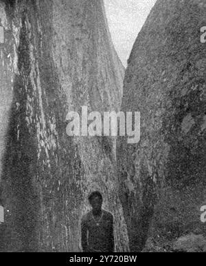 The possible Ophir : Remains of the Great Simbabwe in Rhodesien , das wahrscheinliche Goldene Schatzfeld von König Salomon . Bemerkenswerte Entdeckungen von Mr Hall - Natures Architecture , Eine felsige Passage im Tempel vom 22. Oktober 1904 Stockfoto