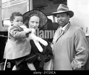 Seretse und Familienheim aus Jersey. Seretse Khama, der im Exil lebende Häuptling des Bamangwato-Stammes, seine englische Frau Ruth und ihre zweijährige Tochter Jacqueline, kommen heute von einem Besuch in Jersey am Northolt Airport an. 9. Juni 1952 Stockfoto