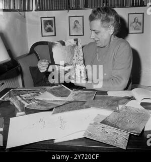 Archäologie Professorin Margherita Guarducci , Autorin eines kürzlich erschienenen Buches " die Reliquien des Petrus " , verweist auf ein Foto der Marmornische in der Vatikanischen Grotte , wo die Knochen gefunden wurden , die heute Porfessor Guarducci nach Studien und Forschungen über mehrere Jahre hinweg als die Knochen des Apostels Peter identifiziert werden kann . 22. Februar 1965 Stockfoto