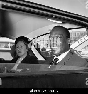 In Begleitung seiner in England geborenen Frau Ruth flog Seretse Khama , Premierminister von Bechuanaland , zum Londoner Flughafen . 20. Oktober 1965 Stockfoto