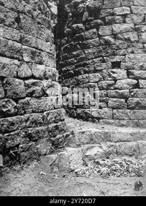 The possible Ophir : Remains of the Great Simbabwe in Rhodesien , das wahrscheinliche Goldene Schatzfeld von König Salomon . Bemerkenswerte Entdeckungen von Mr. Hall - der elliptische Tempel, der nordwestliche Eingang am 22. Oktober 1904 Stockfoto