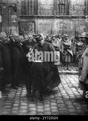 Der französische Oberbefehlshaber in Noyon : General Robert Nivelle erhielt nach der Befreiung der Stadt von den Deutschen einen Blumenstrauß von einem kleinen Mädchen . Auf dem Foto ist auch Senator Noel , Bürgermeister von Noyon , der zwei Jahre lang Gefangener der Deutschen war . 20. März 1917 Stockfoto