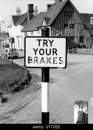 Obwohl der erfahrene Autofahrer nicht sagen muss, dass dieses Schild seine Kosten Wert ist, um die Autofahrer zu warnen, ihre Bremsen nach der Überquerung eines ford zu versuchen. Sie ist in Eynsford , Kent , England zu sehen , wo eine furt neben der alten Brücke über den Fluss Darent verläuft . 11. Februar 1960 Stockfoto