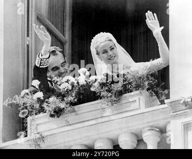 Sie heiraten Monaco: Prinz Rainier III. Und Prinzessin Grace Patricia von Monaco winken den Menschenmassen aus dem Fenster ihres Palastes zu, nach ihrer Hochzeit in der Kathedrale von Monaco heute. Der Prinz und seine Braut fuhren durch die Straßen von Monaco und La Condamine, bevor sie zum Palast für den Empfang gingen. 19. April 1956 Stockfoto