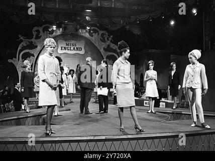 Szene im Londoner Lyceum als Finalisten des Miss England 1966 Contest ihre Positionen in der Probe für die Finalspiele einnehmen zeigt bei der Parade der Schönheiten kein Conern . 25. April 1966 Stockfoto