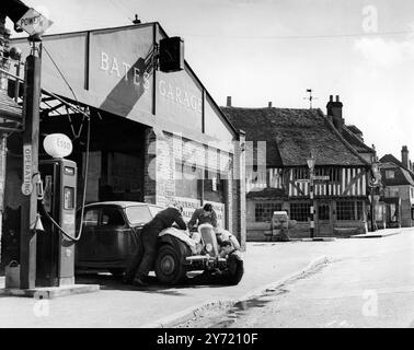 Drei Mechaniker arbeiten an einem Auto in der Bates Garage in Seal, Kent. 1951 Stockfoto