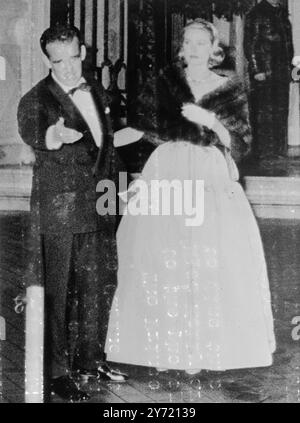 Prinz und seine zukünftige Braut im Casino Prinz Rainier von Monaco und seine zukünftige amerikanische Schauspielerin Grace Kelly gingen heute Abend zum Abendessen im Casino in Monte Carlo. 14. April 1956 Stockfoto