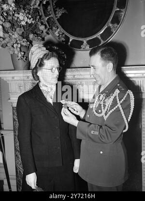 20 BRITEN 20 BRITISCHE Bürger , darunter Lt.Col.THE DUKE OF MARLBOROUGH , gingen in das Haus des amerikanischen Botschafters in Princes Gate , London , um von Major General Clayton L Bissell, dem Militärattaché der Vereinigten Staaten, Preise und Auszeichnungen zu erhalten . DAS BILD ZEIGT: Major General Clayton L Bissell präsentiert die USA S Medaille der Freiheit mit Bronzemalme an Mrs. P.C.Biscoe aus Charles Street, London, W.1. Frau Biscoe war von Dezember 1941 bis Januar 1946 Sekretärin der englischsprachigen Union für Gastgewerbe. 29. April 1948 Stockfoto