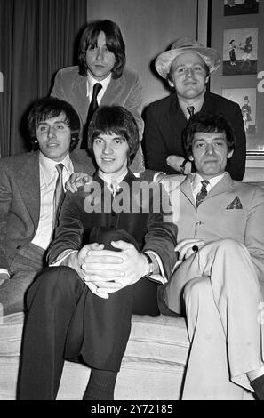 Die Popgruppe ' The Hollies ' mit ihrem neuen Mitglied Terry Sylvester (vorne in der Mitte), andere in der Gruppe sind von links nach rechts (sitzend) Bernie Calvert und Allan Clarke und stehen von links nach rechts Tony Hicks und Bobby Elliott. Terry ersetzt Graham Nash , der sich auf eine Karriere als Songwriter in Amerika konzentriert . 16. Januar 1969 Stockfoto