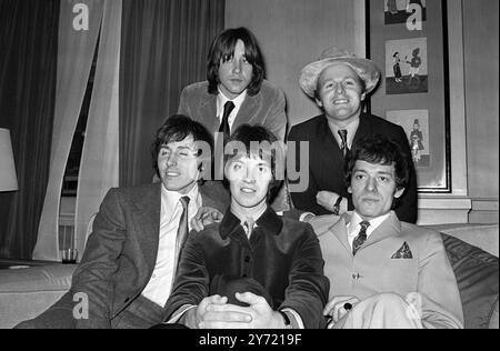 Die Popgruppe ' The Hollies ' mit ihrem neuen Mitglied Terry Sylvester (vorne in der Mitte), andere in der Gruppe sind von links nach rechts (sitzend) Bernie Calvert und Allan Clarke und stehen von links nach rechts Tony Hicks und Bobby Elliott. Terry ersetzt Graham Nash , der sich auf eine Karriere als Songwriter in Amerika konzentriert . 16. Januar 1969 Stockfoto