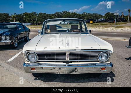 Gulfport, MS - 03. Oktober 2023: Hochperspektivische Vorderansicht eines Ford Falcon Ranchero Pickups aus dem Jahr 1965 auf einer lokalen Autoshow. Stockfoto