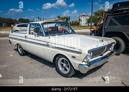 Gulfport, MS - 03. Oktober 2023: Hochperspektivische Vorderansicht eines Ford Falcon Ranchero Pickups aus dem Jahr 1965 auf einer lokalen Autoshow. Stockfoto