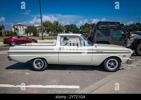 Gulfport, MS - 03. Oktober 2023: Hochperspektivische Seitenansicht eines Ford Falcon Ranchero Pickups aus dem Jahr 1965 auf einer lokalen Autoshow. Stockfoto