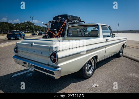 Gulfport, MS - 03. Oktober 2023: Hochperspektivische Rückansicht eines Ford Falcon Ranchero Pickups aus dem Jahr 1965 auf einer lokalen Autoshow. Stockfoto