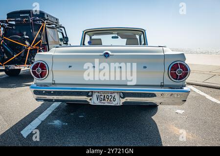 Gulfport, MS - 03. Oktober 2023: Hochperspektivische Rückansicht eines Ford Falcon Ranchero Pickups aus dem Jahr 1965 auf einer lokalen Autoshow. Stockfoto