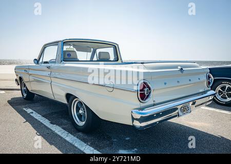 Gulfport, MS - 03. Oktober 2023: Hochperspektivische Rückansicht eines Ford Falcon Ranchero Pickups aus dem Jahr 1965 auf einer lokalen Autoshow. Stockfoto