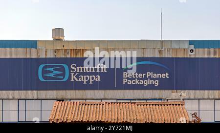 Belgrad, Serbien - 21. August 2024: Smurfit Kappa Paper Mill Factory Industry Production Better Planet Packaging bei Avala Ada Huja. Stockfoto