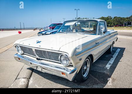 Gulfport, MS - 03. Oktober 2023: Hochperspektivische Vorderansicht eines Ford Falcon Ranchero Pickups aus dem Jahr 1965 auf einer lokalen Autoshow. Stockfoto