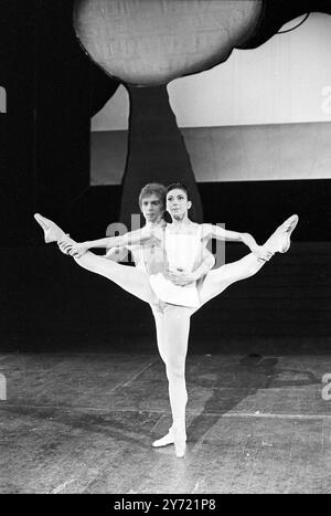 Dame Margot Fonteyn und Rudolf Nureyev während der Probe für das neue Ballett Paradise Lost des französischen Choreographen Roland Petit im Covent Garden ., London 20. Februar 1967 Stockfoto