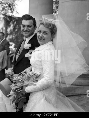 Die Hochzeit fand in der Liberalen Synagoge , St John's Wood Road , der Fernsehsängerinnen Diana Coupland und Monty Norman statt . Sie trafen sich vor etwa zwei Jahren, als sie in der TV-Hit-Parade sangen. Diana war die singende Stimme von Lana Turner ist der Film betrogen. 27. Mai 1956 Stockfoto