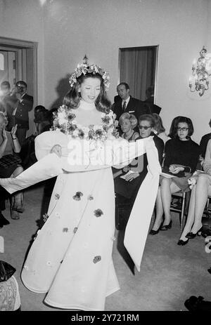 Tiziani Designs Rote und blaue Feldblumen schmücken ein weißes Organdy Hochzeitskleid aus Evan Tizianis Frühjahr-Sommer-Kollektion in Rom 25. Januar 1969 Stockfoto