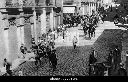 Madrider Randalierer zerstreut durch Kavallerie Guardia Civil und Truppen, die die Straßen madrids räumen - eine Szene in der Calle de Embajadores September 1917 die jüngsten Versuche politischer Agitatoren in Spanien, im Zusammenhang mit dem Generalstreik eine Revolte anzuzetteln, scheiterten vor allem aufgrund des entschlossenen Handelns der Regierung und des vernünftigen Verhaltens der Bevölkerung insgesamt. Eine Zeitlang gab es jedoch in Madrid und anderen Städten große Unruhen . Am 13. August 1917 wurde in der Hauptstadt das Kriegsrecht ausgerufen und die Regierung beschloss, die erste Armeereserve aufzurufen. Stockfoto