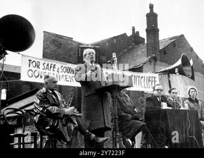 Premierminister Harold Macmillan sprach während seiner Wahlreise zum Nordland am 25. September 1959 vor den Menschenmassen in Oldham Stockfoto