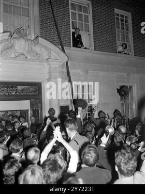 Premierminister Harold Macmillan winkt aus dem oberen Fenster des Parteihauptquartiers in London, nachdem Labour den Sieg bei den Parlamentswahlen am 9. Oktober 1959 gestanden hatte Stockfoto