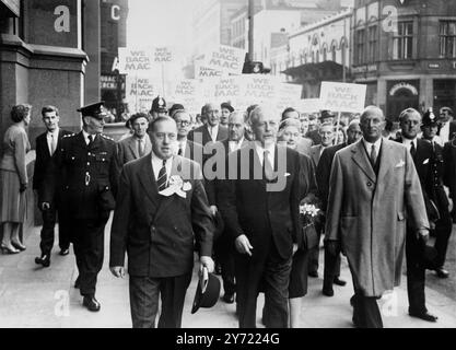 Premierminister Harold Macmillan sah, wie er Manchester am 23. September 1959 von seinen Unterstützern verlassen hatte Stockfoto