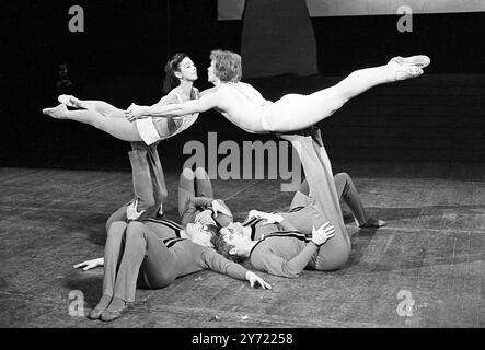 Dame Margot Fonteyn und Rudolf Nureyev werden auf den Füßen von David Drew, Ian Hamilton, Geoffrey Cauley, Kenneth Mason und Paul Brown (NICHT von links nach rechts) während der Probe für das neue Ballett Paradise Lost des französischen Choreographen Roland Petit im Covent Garden in London am 20. Februar 1967 gesehen Stockfoto