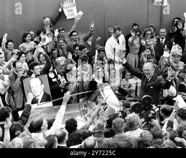 Premierminister Harold Macmillan hielt eine Wahlrede zur Unterstützung des konservativen Kandidaten von Dartford - Peter Walker . Das war die Szene in der Hauptstraße am Samstagnachmittag. 5. Oktober 1959 Stockfoto