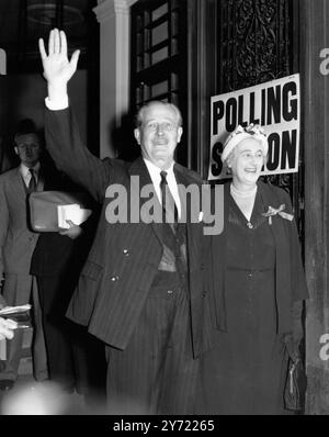 Harold Macmillan und seine Frau Lady Dorothy verlassen das Rathaus von Westminster, nachdem sie ihre Stimmen bei den Parlamentswahlen am 8. Oktober 1959 abgegeben hatten Stockfoto