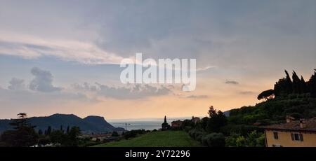 Panoramablick auf die Mamma-Wolken unter dem Amboss eines großen Gewitters über dem Gardasee, Italien bei Sonnenuntergang. Stockfoto