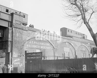 Zwei Londoner Züge Kollidieren. Die Fahrgäste zweier Züge entkamen heute (Mittwoch) ohne Verletzung, als es zu einem Zusammenstoß auf einer Brücke kam, die die Rotherhithe New Road in South Bermondsey, London überquert. Ein Teil eines Zuges stürzte durch die Attika der Brücke ab, über der einige der Wagen nach dem Unfall hängen blieben. Der andere Zug wurde in zwei Hälften geteilt. Die Passagiere beider Züge sprangen auf die Linie und gingen zurück zum Bahnhof South Bermondsey. Die Polizei sperrte die Straße unter der Brücke, da sie es für gefährlich hielt. Das Bild zeigt: Reisebusse aus einem der Züge neben den s Stockfoto