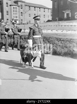 Die Polizei-Air-Auszubildenden Gehen Mit Britischen Kameraden Aus. Mitglieder des 50. Eintritts der Flugzeugauszubildenden, der Royal Air Force und der RAF-Auszubildenden des Polnischen Resettlement Corps nahmen heute (Mittwoch) an einer gemeinsamen Ausscheidungsparade auf der RAF-Station Halton, Bucks Teil. 200 Jungen, zusammen mit der Pfeife und der Fife Band und dem neuen Ziegenmaskottchen Lewis II., waren auf einer Parade, um von Air Marshall Sir Ralph S. inspiziert zu werden SORLEY, KCB, OBE, DSC, DFC, Air Officer, Chief, Technical Training Command. März 1948 Stockfoto